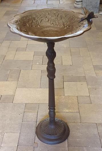 VOGELDRINKSCHAAL / GIETIJZER / 72 CM HOOG beschikbaar voor biedingen