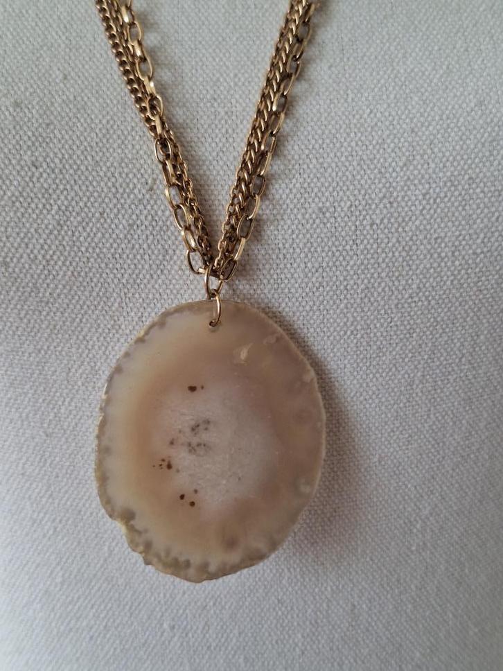 Grote hanger aan lange goudkleurige kettingen, Sieraden, Tassen en Uiterlijk, Kettingen, Gebruikt, Overige materialen, Goud, Met hanger