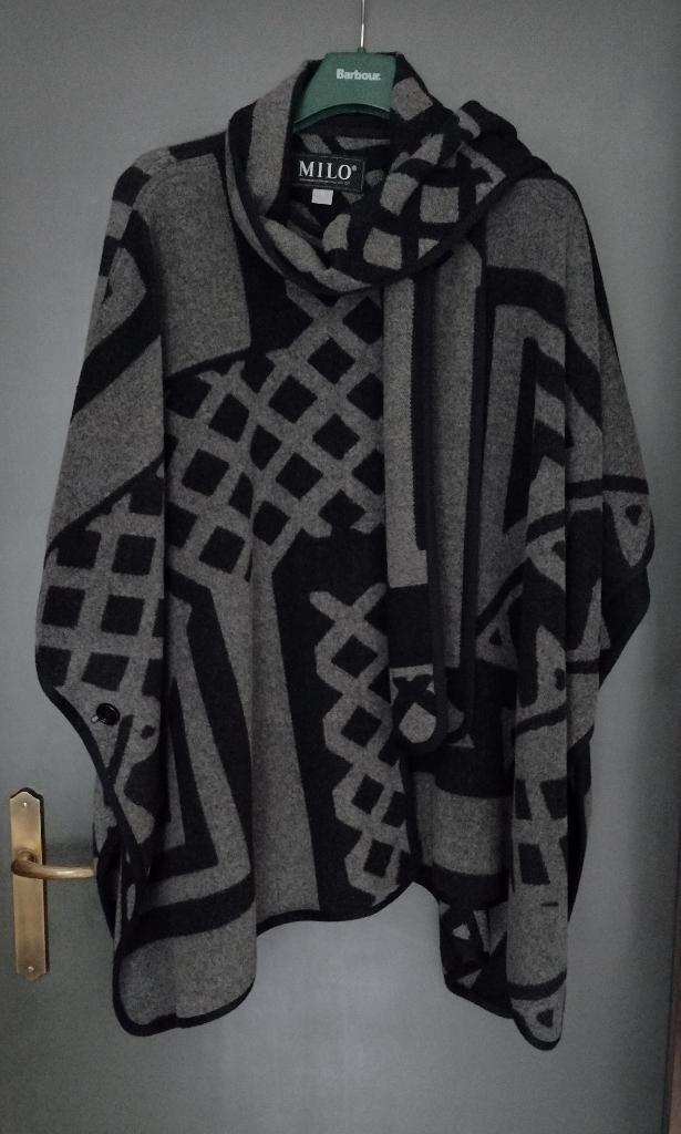 Mooie warme cape-jas met sjaalkraag, Kleding | Dames, Blouses en Tunieken, Zo goed als nieuw, Maat 42/44 (L), Zwart, Ophalen of Verzenden