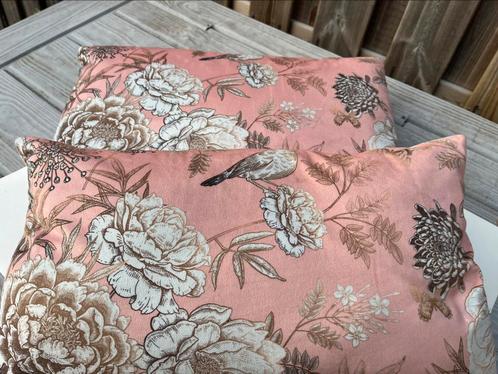 Set van 2 sierkussens – bloemen & vogelmotief op oudroze flu, Huis en Inrichting, Woonaccessoires | Kussens, Gebruikt, Vierkant