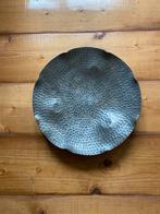 Gehamerde tinnen schaal van T.K.F. 30 cm diameter, Huis en Inrichting, Ophalen of Verzenden, Gebruikt, Rond, Schaal