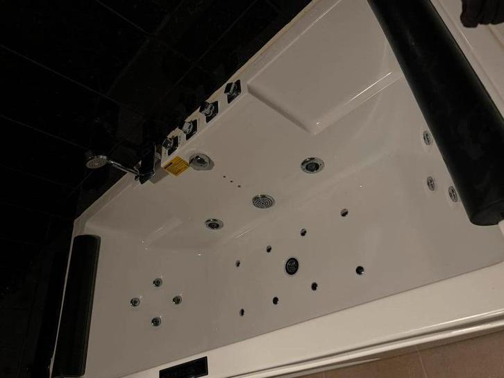 Whirlpool Jacuzzi Bad - Bezorging mogelijk - Z.s.m. Weg!, Huis en Inrichting, Badkamer | Badkamermeubels, Zo goed als nieuw, Overige typen
