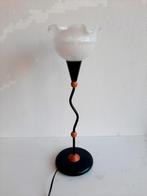 Mooi tafellamp met golvende voet en melkglas kap, Ophalen of Verzenden, Zo goed als nieuw, Glas