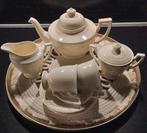 Compleet servies met goudkleurig dienblad, Ophalen, Zo goed als nieuw