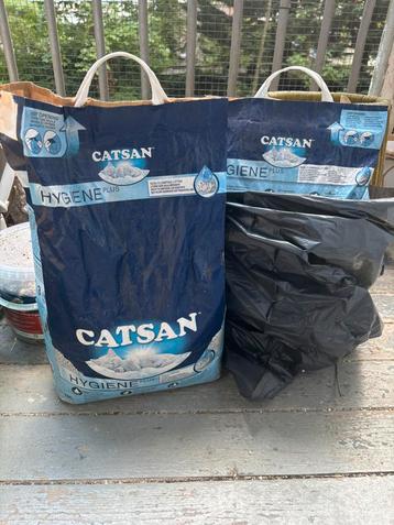 Anderhalve zak kattenbakzand — 30 liter totaal ongeveer - beschikbaar voor biedingen
