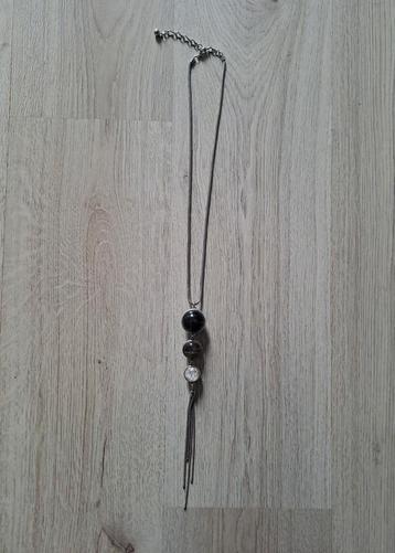 Mooie zilverkleurige ketting met stenen edelstenen kwarts beschikbaar voor biedingen