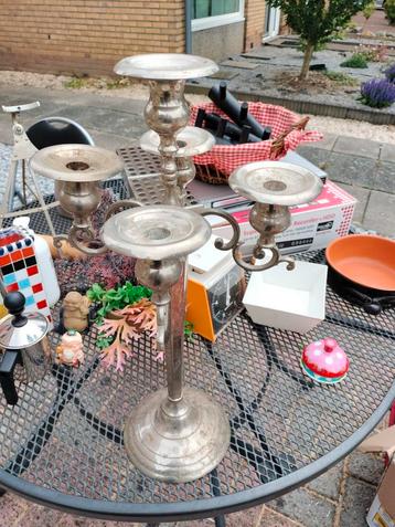 Zilverkleurige brocante kandelaar, elegant erfstuk uit de P beschikbaar voor biedingen