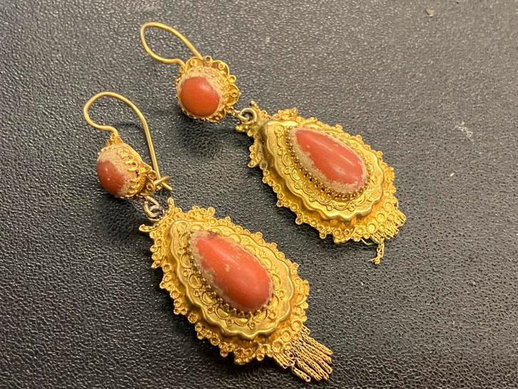 Antieke unieke 14 kT bloedkoraal mutsenbellen, Antiek en Kunst, Antiek | Goud en Zilver, Goud, Ophalen of Verzenden