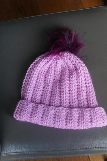 Handgemaakte roze muts met paars/roze pompon beschikbaar voor biedingen