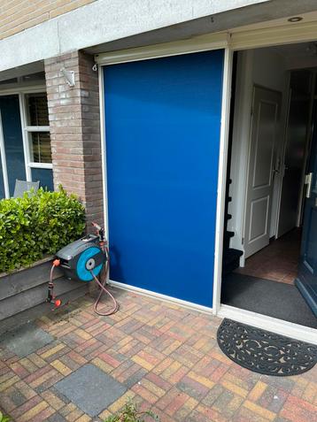 Twee screens  beschikbaar voor biedingen