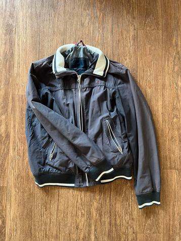 Vintage Tommy Hilfiger jas beschikbaar voor biedingen