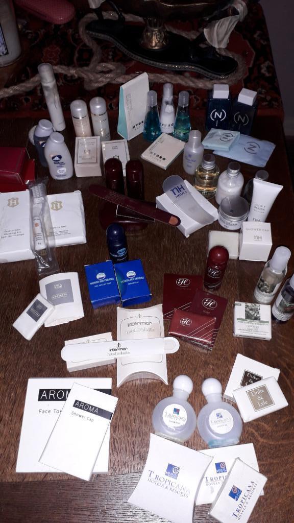 Hotel setjes. Zeepjes, badsetjes, lucifers, naaisetjes, enz., Verzamelen, Merken en Reclamevoorwerpen, Gebruiksvoorwerp, Ophalen of Verzenden