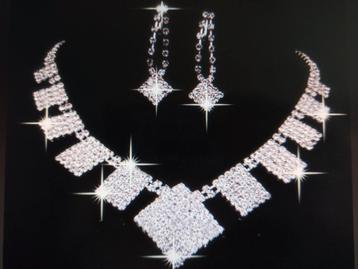 Zilveren ketting met oorbellen en veel strass.  beschikbaar voor biedingen