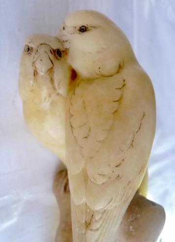 Albast sculptuur 1925 parkieten-vogels albast marmer beschikbaar voor biedingen