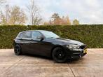 BMW 1-Serie 118i 136pk EDE Aut 2016 Zwart, Auto's, 65 €/maand, 1295 kg, 4 cilinders, Zwart