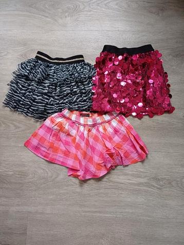  3 rokjes maat 98/104 beschikbaar voor biedingen