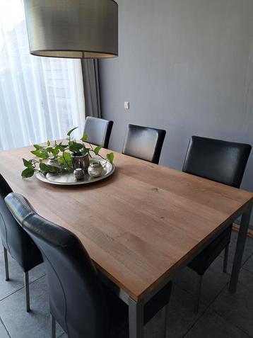 Eettafel met 6 leren stoelen beschikbaar voor biedingen