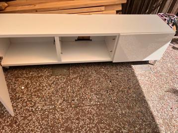 Besta tv meubel met 2 rekjes en een glasplaat.