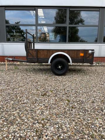 Compacte aanhanger beschikbaar voor biedingen