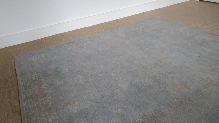 Vintage zachtgrijsblauw Louis de Poortere vloerkleed 240x160, Huis en Inrichting, Stoffering | Tapijten en Kleden, Zo goed als nieuw