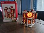 Disney Mickey's alarm Clock Shop (Department 56) Kersthuisje, Ophalen of Verzenden, Mickey Mouse, Zo goed als nieuw, Beeldje of Figuurtje