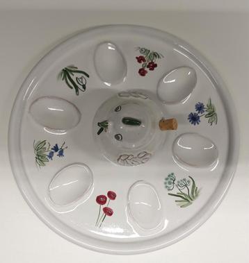 Eierschaal met kip (zoutstrooier). beschikbaar voor biedingen