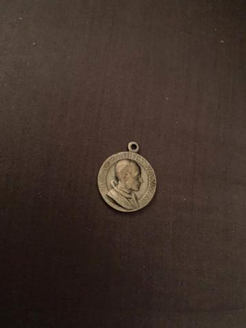 Paus Pius XII hanger  beschikbaar voor biedingen