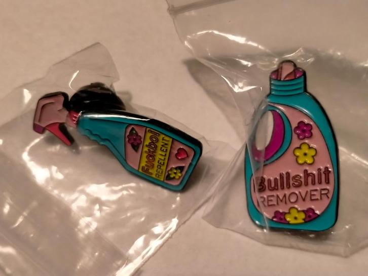 Schoonmaak comic logo pins grappig bullshit remore pin, Verzamelen, Speldjes, Pins en Buttons, Zo goed als nieuw, Ophalen of Verzenden