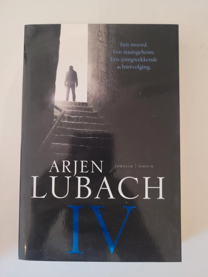 Arjen Lubach - IV Thriller (Nieuw), Boeken, Thrillers, Zo goed als nieuw, Nederland, Ophalen of Verzenden
