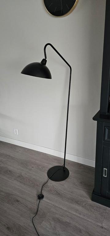 Light en living vloerlamp beschikbaar voor biedingen
