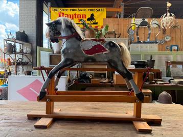 J. Collinson & Sons hobbelpaard beschikbaar voor biedingen