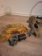 Aquarium decoratie. Rotsen en automatische voeder, Ophalen, Zo goed als nieuw