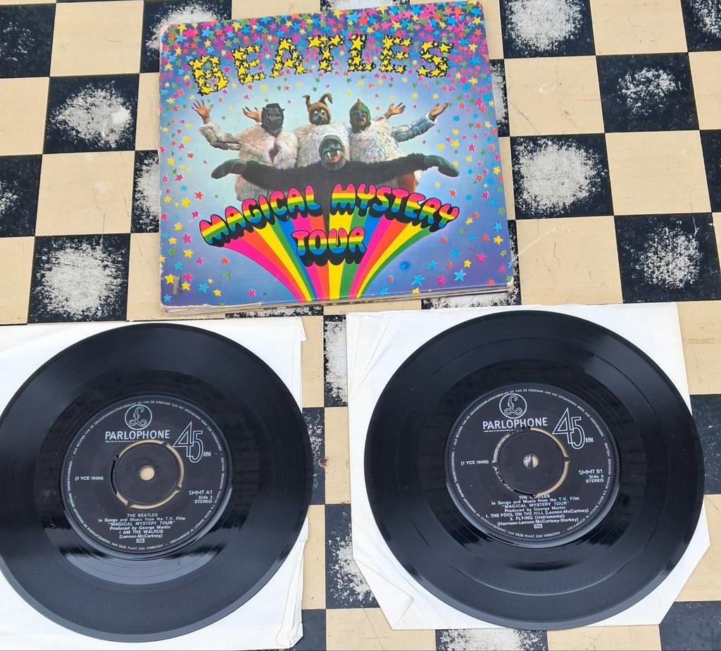 Beatles boek & 2 vinyl singles. 1967. *Zie tekst/foto's., Ophalen, Gebruikt, Boek, Tijdschrift of Artikel