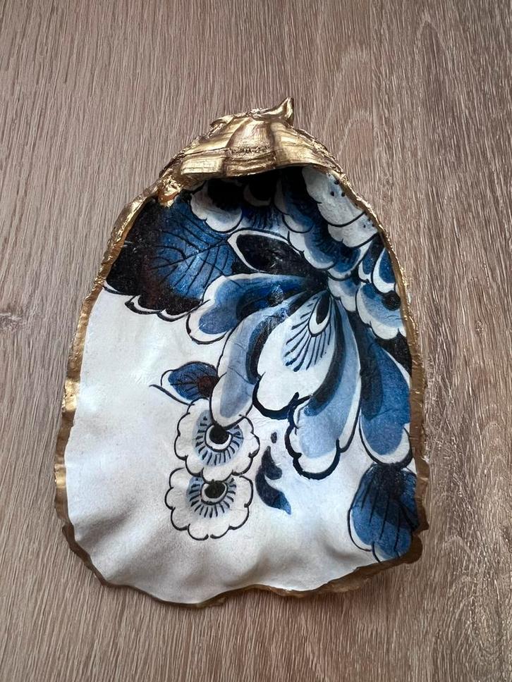 Oesterschelp met Delftsblauw bloemmotief, Verzamelen, Mineralen en Fossielen, Ophalen of Verzenden
