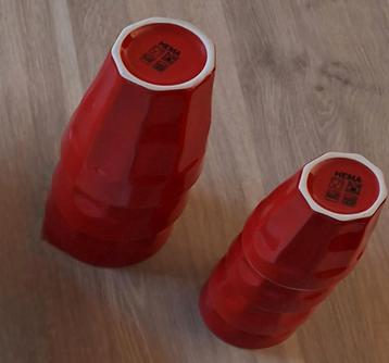 Rode Mokken Glazen borden beschikbaar voor biedingen