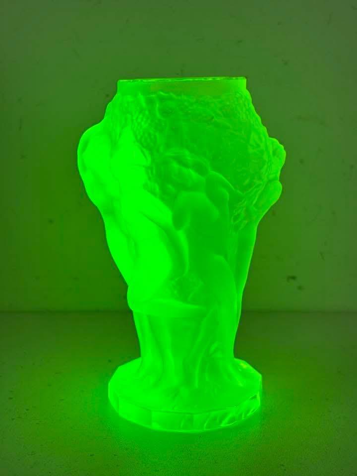 Vaas - uranium glas, Antiek en Kunst, Antiek | Vazen, Verzenden