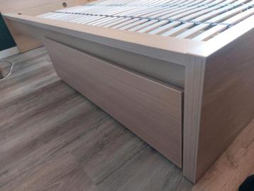 Ikea Malm 140x200 met 2 lades, lattenbodems en evt matras - afbeelding 2