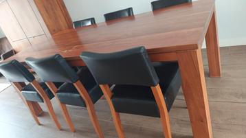 Mooie eetkamertafel en -stoelen voor 6 personen.  beschikbaar voor biedingen