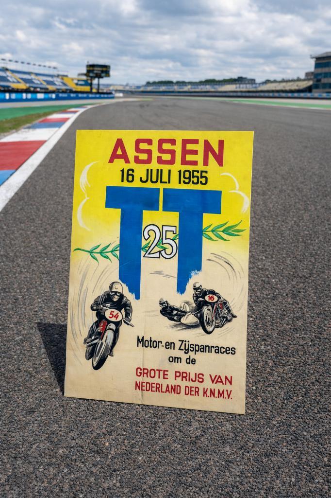 TT Assen bord 1955, Verzamelen, Automerken, Motoren en Formule 1, Nieuw, Motoren, Ophalen of Verzenden