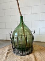 Oude gistfles in mand, Ophalen