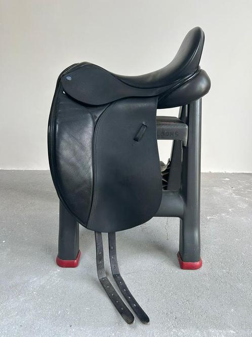 KM dressuur zadel 17,5 inch, MW-boom, Dieren en Toebehoren, Paarden en Pony's | Zadels, Zo goed als nieuw, Dressuur, Ophalen