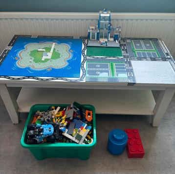 Lego tafel met Lego beschikbaar voor biedingen