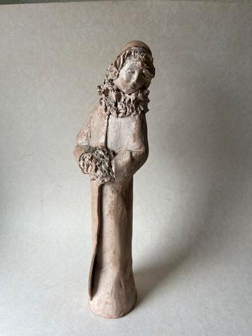 Apart terracotta beeldje beschikbaar voor biedingen