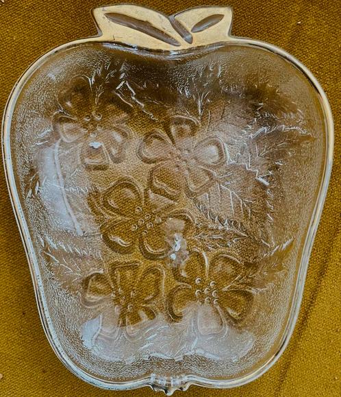 Vintage glazen appel-schaal met bloemenreliëf en goud, Antiek en Kunst, Antiek | Schalen, Ophalen of Verzenden