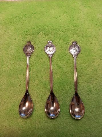 3 theelepels koningshuis beschikbaar voor biedingen