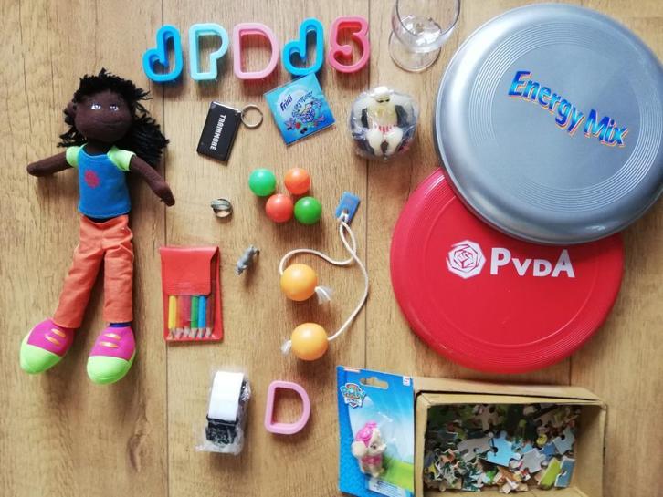 NIEUW popje,tic-tac, kaars, frisbee, potloden, gum,strandbal, Kinderen en Baby's, Speelgoed | Poppen, Nieuw, Overige typen, Ophalen of Verzenden