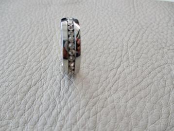 Zilverkleur stalen?? band ring 18 mm. rondom mooie schitters beschikbaar voor biedingen