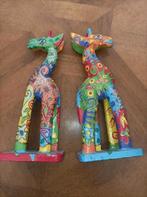 2 beeldje giraffe van hout, handbeschilderd, 21 cm, Verzamelen, Beelden en Beeldjes, Ophalen of Verzenden, Zo goed als nieuw, Dier