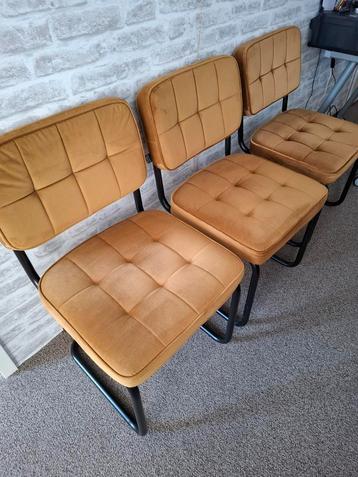 3 Stoelen in Zeer Goede Staat beschikbaar voor biedingen