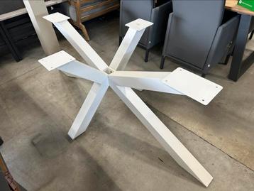 Witte Aluminium spinpoot t.b.v tuintafel. beschikbaar voor biedingen
